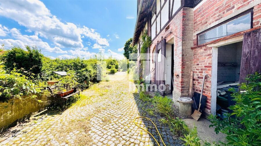 Saniertes Fachwerkhaus mit neuem Dach mit Nebengebäude + PV Anlage auf großem Grundstück - Zufahrt Gartenbereich